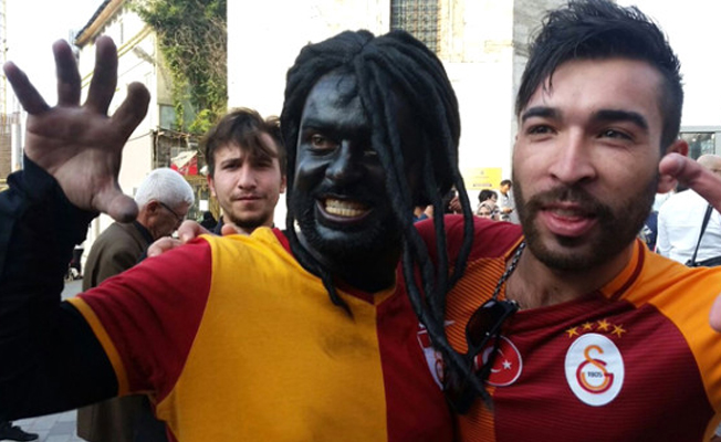 Taksim'de yerli Gomis'e büyük ilgi!