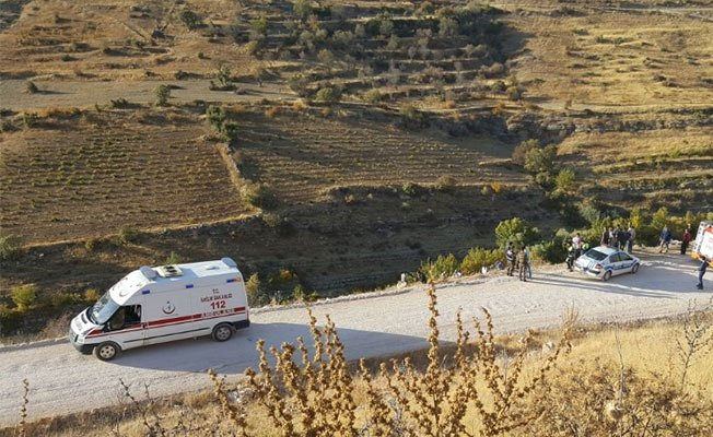 Otomobil çaya uçtu! 1 şehit, 1 yaralı!