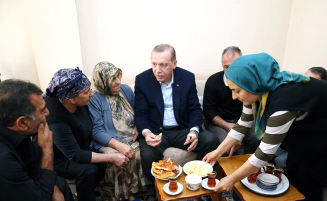 Balkondan çağırdılar, Erdoğan kırmadı çaya gitti