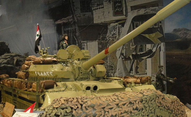 IŞİD sığınaklarında ele geçirilen İsrail ve NATO yapımı silahlar Suriye’de sergilendi