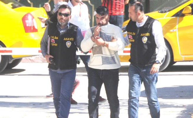 Ayağının üzerinden geçen otomobilin sürücüsünü bıçakladı