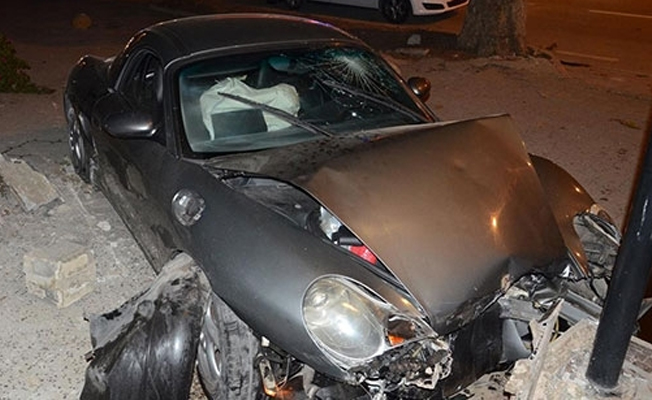 Lüks araç, Bağdat Caddesi'nde kontrolden çıktı, yayalara çarptı