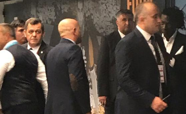 Galatasaraylı iki oyuncu Fenerbahçe soyunma odasına gitti