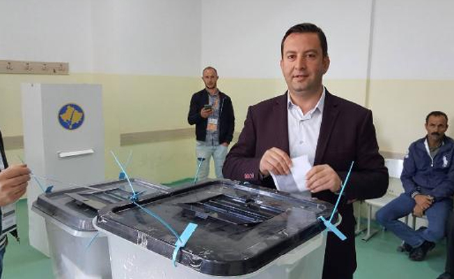 Kosova'da sandıktan Türk belediye başkanı çıktı
