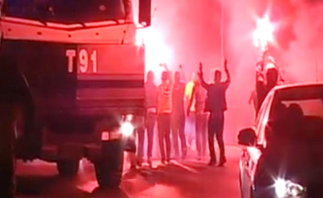 Fenerbahçeli taraftarlar deplasmandan dönen takımı meşaleyle karşıladı