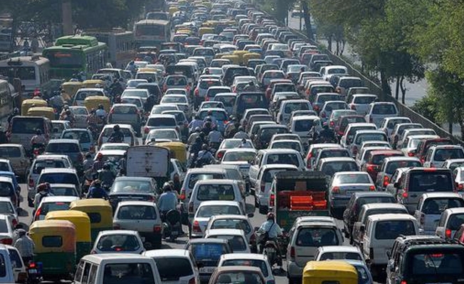 Singapur'da yeni araçların trafiğe çıkışı yasaklanıyor