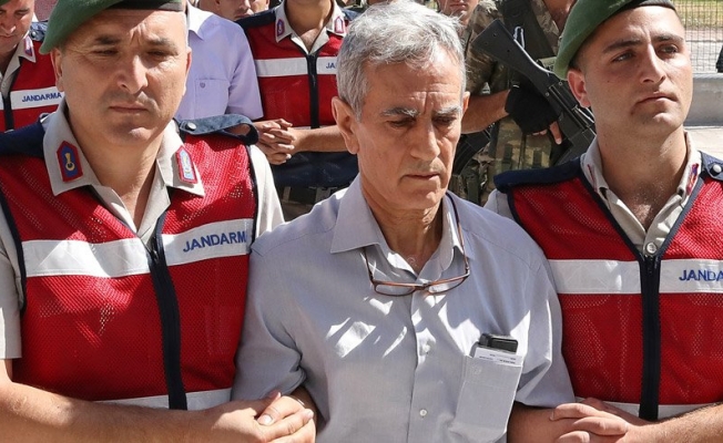 Rütbesini ve kılıcını geri istedi