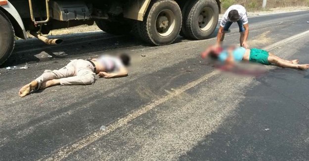 Motosikletle kamyon çarpıştı: İki ölü