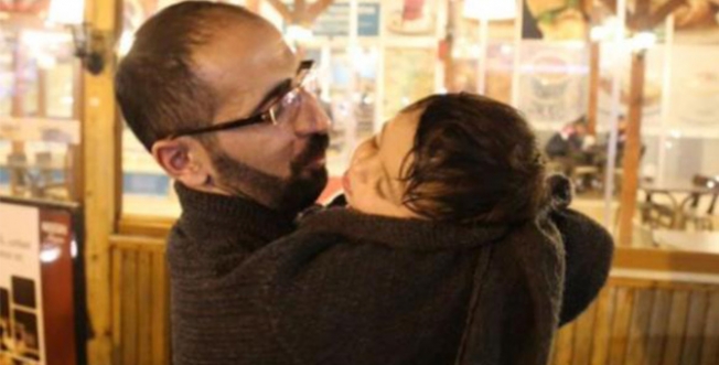 Tahliye edilen gazeteci Ömer Çelik'in çocuğuna kavuşma anı