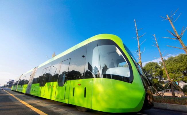 Raysız elektrikli tren ilk seferini yaptı!