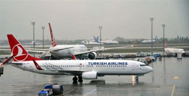 Yağmur nedeniyle uçaklar havada tur atıyor