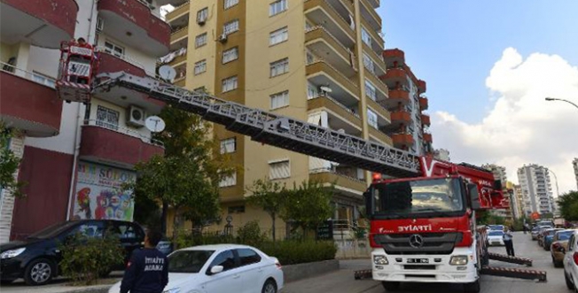Oğlu tarafından evden çıkarılmayan anneyi itfaiye kurtardı