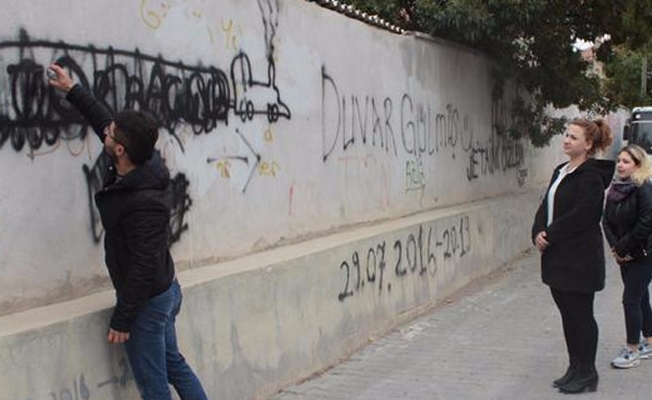 Duvardaki 'Torbacı 100 metre’ yazısına tepki