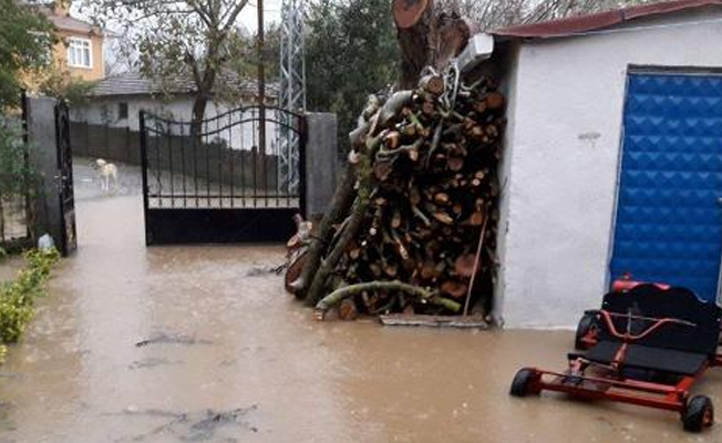 Çatalca sele teslim oldu: Yollar kapandı, birçok evi su bastı!