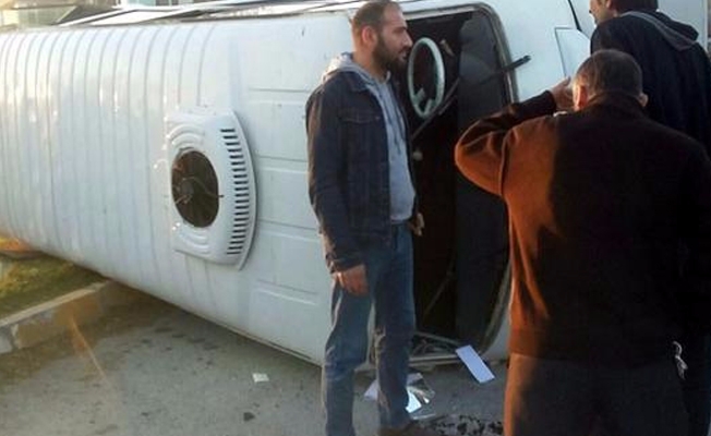 Servis minibüsü devrildi: 7 yaralı