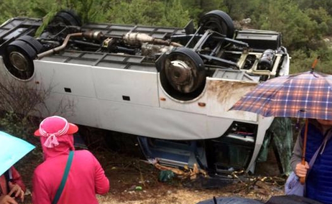 Antalya'da tur midibüsü devrildi: 1 ölü, 17 yaralı