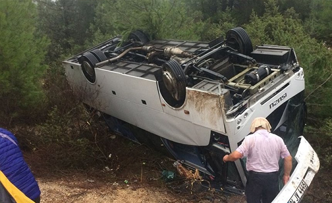 Antalya'da tur midibüsü şarampole devrildi: Ölü ve çok sayıda yaralı var!