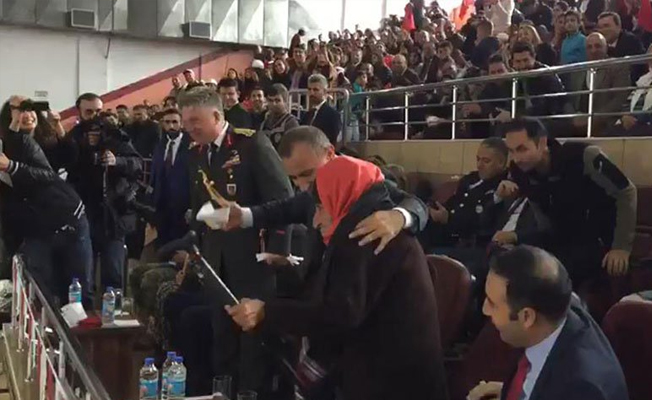 Tunceli Valisi Cumhuriyet ile yaşıt Fatma nineyle halay çekti