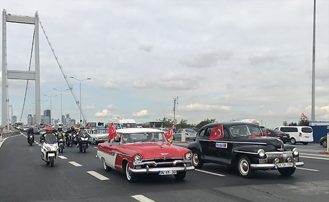 Klasik otomobilciler ve motosiklet tutkunları 'Cumhuriyet' için köprüden geçti