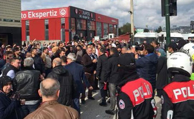 Üst geçit yapılmasını isteyen vatandaşlar yolu kapattı, polis havaya ateş açtı!