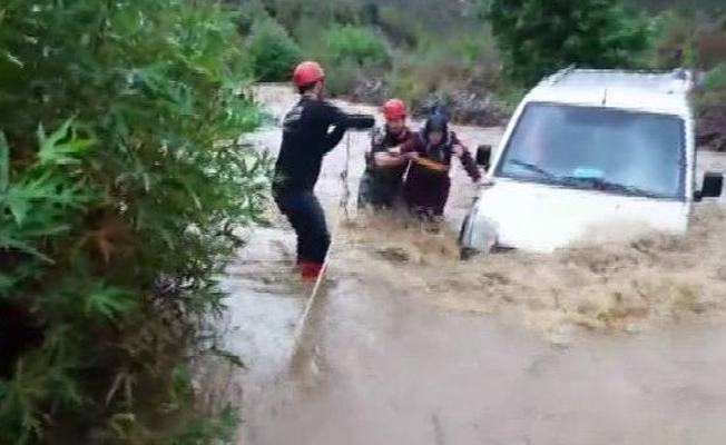 Dereye düşen araçta mahsur kalanları itfaiye kurtardı