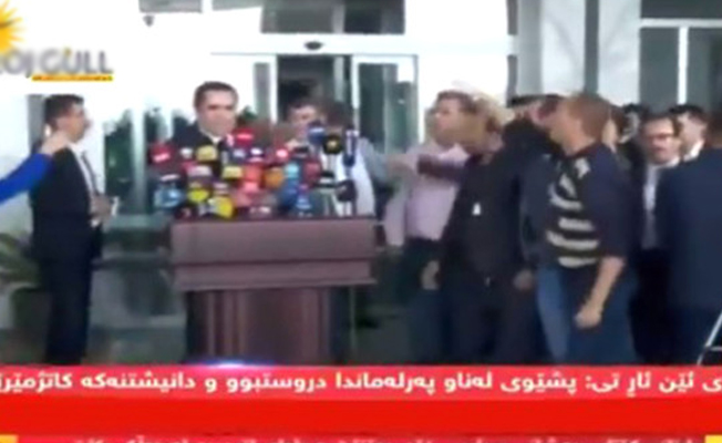 Barzani'yi eleştiren KDP'li, gazetecilerin saldırısına uğradı!