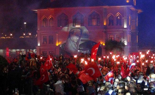 Tüm yurtta Cumhuriyet coşkusu! Kutlamalar gece de sürdü!