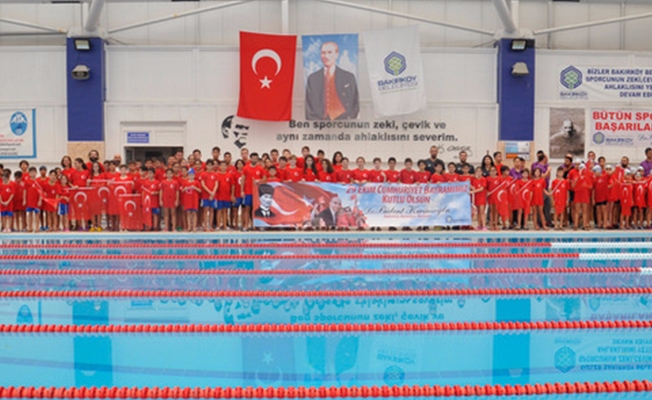 Bakırköy'de Cumhuriyet yüzme yarışları yapıldı