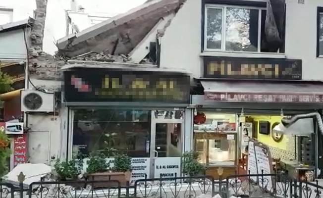 İki katlı binanın üst katı çökünce faciadan dönüldü!