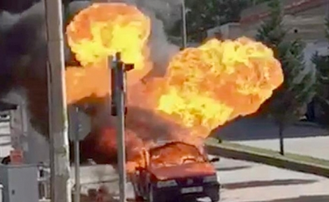 Kırmızı ışıkta bekleyen otomobilin LPG tankı patladı: Alev topuna döndü!