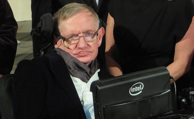 Hawking: Dünyayı robotlar yönetecek!