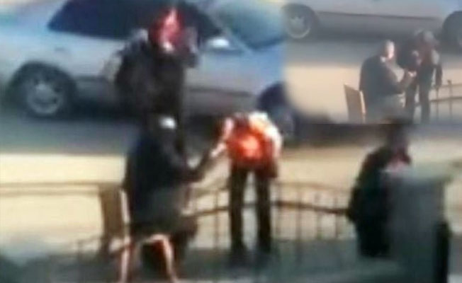 Müdür, öğrencilere elini öptürüyor!