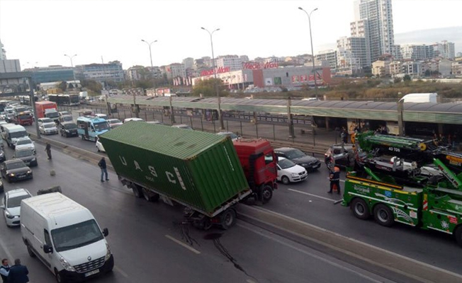 E-5'te ilginç kaza: Trafik durma noktasına geldi!