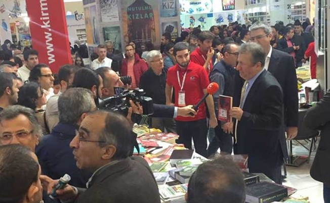 TÜYAP Kitap Fuarı’nda Sabahattin Önkibar’a saldırı!