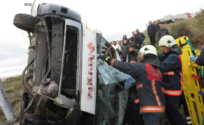 Maltepe’de minibüs devrildi!