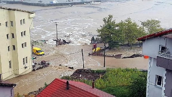 Amasra'da selde mahsur kalan otobüse ulaşıldı