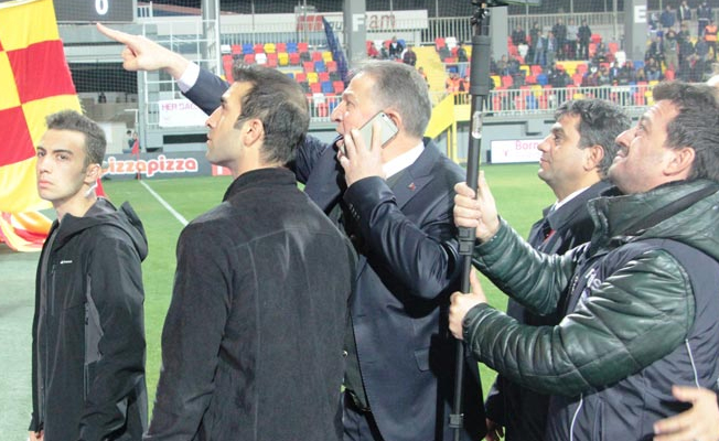 Göztepe-Beşiktaş maçında sahaya giren Emniyet Müdürü, taraftarları gözaltına aldırdı
