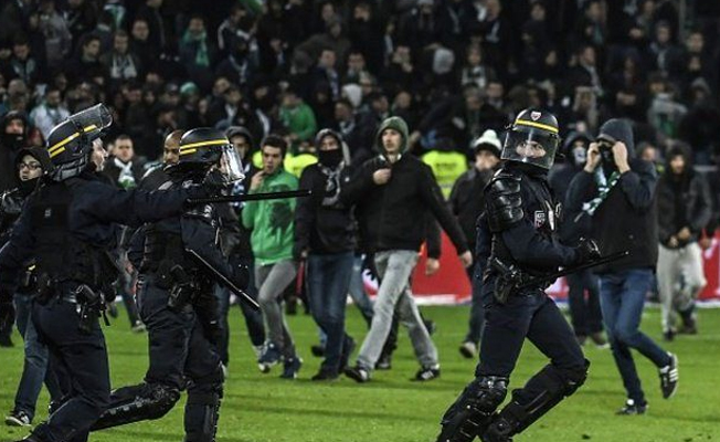 Derbide ortalık karıştı: Tribünler sahaya indi!