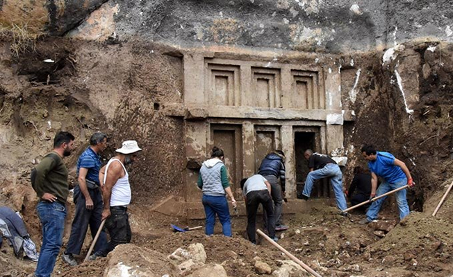 Arazi kazısında tarihi Likya mezarı ortaya çıkarıldı!