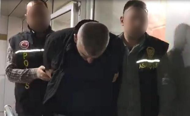 Cami önünde yaşlıların ellerini öpüp, ceplerindeki paraları çalıyorlar