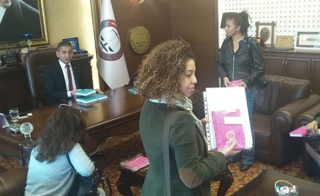 Kadın avukatlar pembe ajandaları baroya iade etti