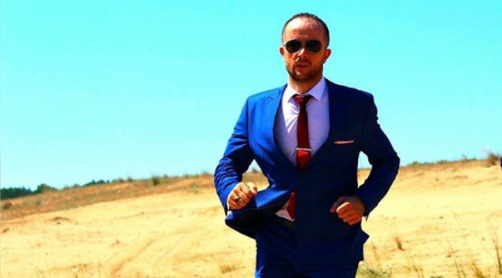 Takım elbiseyle 250 kilometre çölde koştu