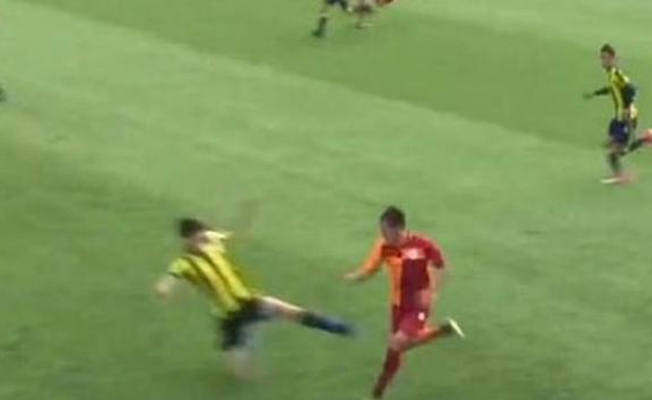 Derbi hakemi skandal karar sonrası emekli oldu!