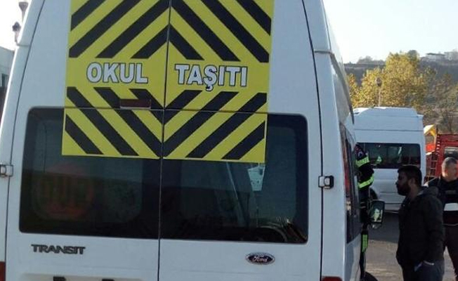 Öğrenci servisi otomobil ile çarpıştı: 9 yaralı