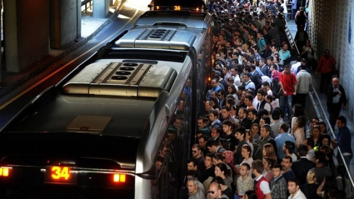 Metrobüs yayaya çarptı!