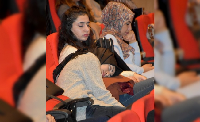 Sivas'taki 'Epilepsi Sempozyumu'nda öğrenciler uyuya kaldı