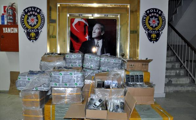 Minibüste 8 bin kaçak cep telefonu ele geçirildi