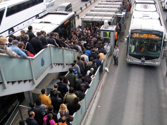 Metrobüs seferlerinde aksama yaşanıyor