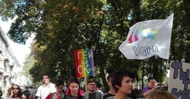 Ukrayna'da LGBT yürüyüşüne faşistler saldırdı