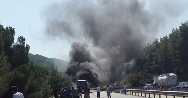 Mersin Tarsus Yolcu Otobüsü Seyir Halindeyken Yandı